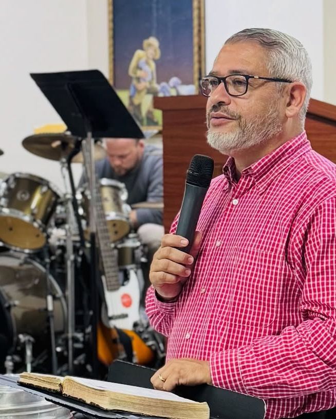 El pastor José González predicando