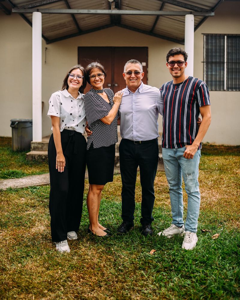 El pastor John Córdoba y su familia frente a la iglesia