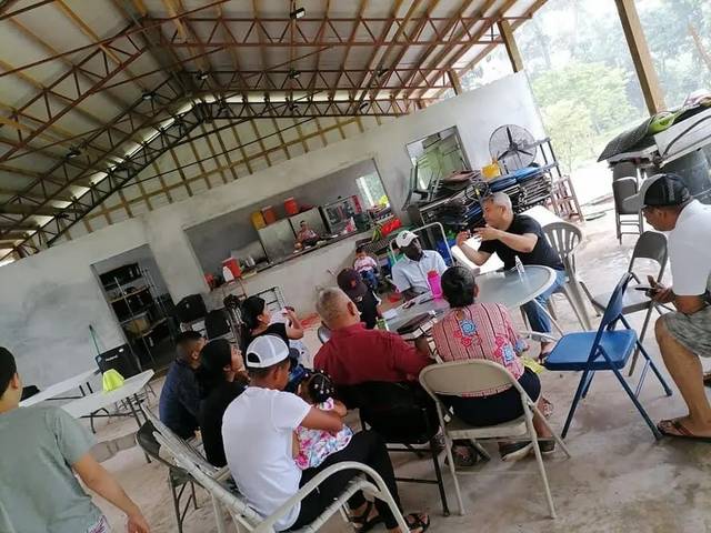 Grupo reunido bajo un techo abierto